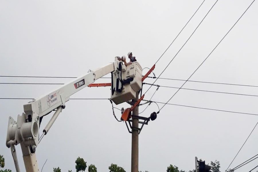 CBCNV Đội QLĐLKV Thành Sen phối hợp với Đội hotline khắc phục các khiếm khuyết trên lưới điện trung thế.