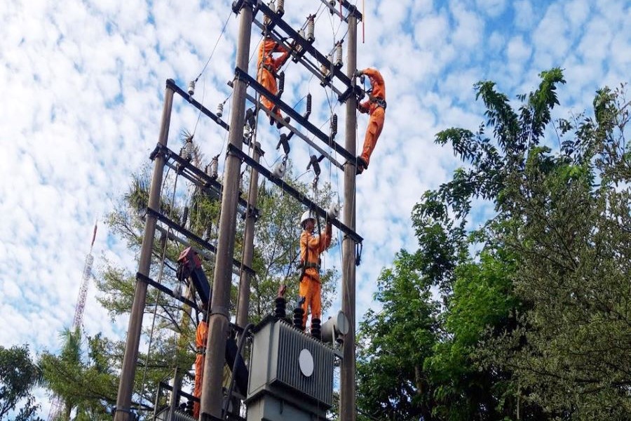 Công nhân Đội QLĐLKV Thành Sen nâng cấp, cải tạo TBA cấp điện cho Trung tâm Văn hóa - Điện ảnh và Xúc tiến du lịch tỉnh.