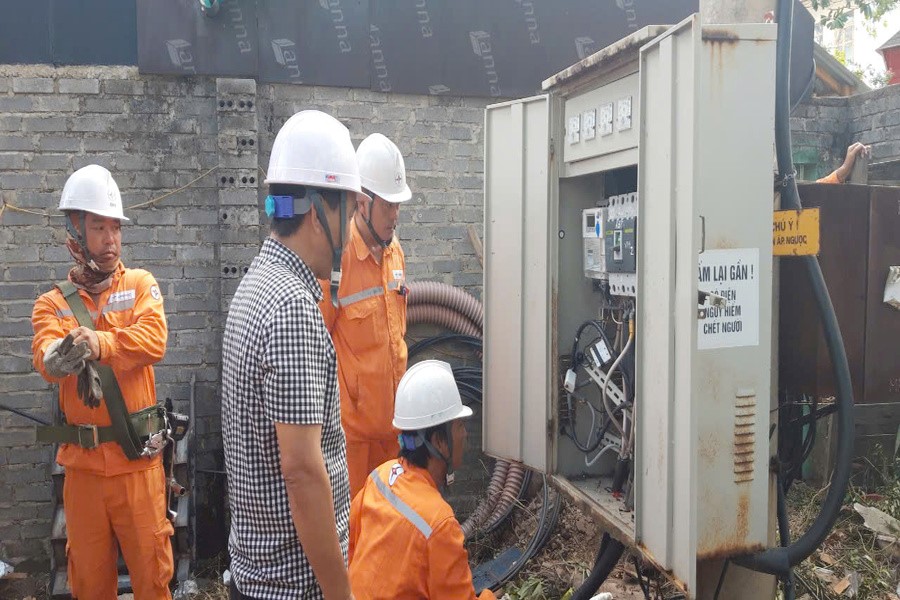 Công nhân Đội QLĐLKV Thành Sen tiến hành kiểm tra và thay thế các thiết bị đóng cắt tại tủ 0,4 kV tại TBA Trung tâm Văn hóa - Điện ảnh và xúc tiến du lịch tỉnh.