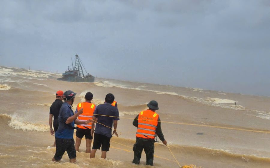 Hai tàu cá TP.HCM gặp nạn trên đường vào trú bão ở Quảng Trị.