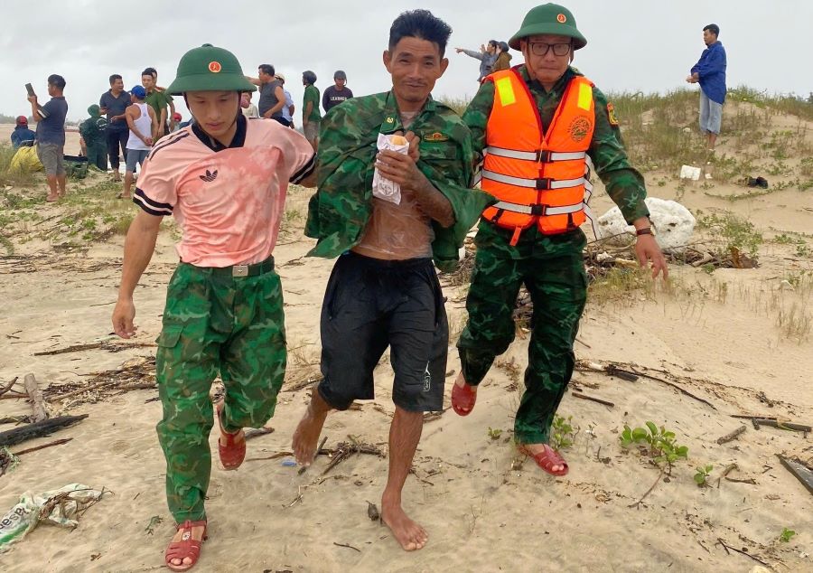 Một ngư dân bơi được vào bờ.