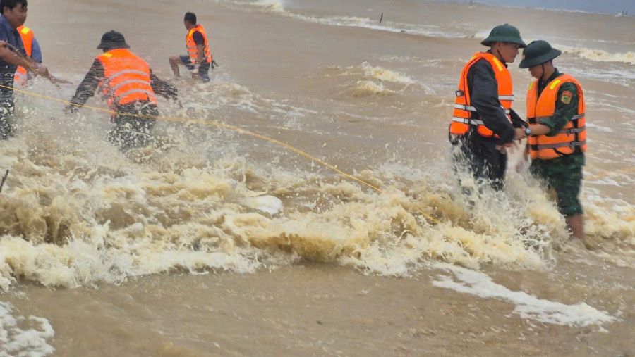 Công tác cứu hộ diễn ra khẩn trương.