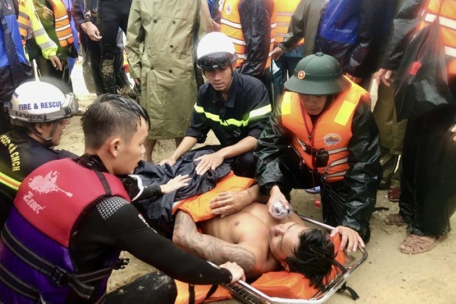 Quảng Trị: Cứu thành công ngư dân thứ 9, tiếp tục tìm kiếm 2 người mất tích