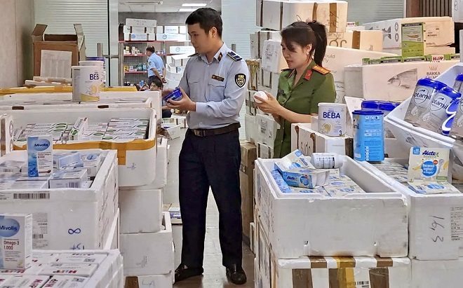 Lực lượng chức năng Hà Nội kiểm tra hàng hóa vi phạm