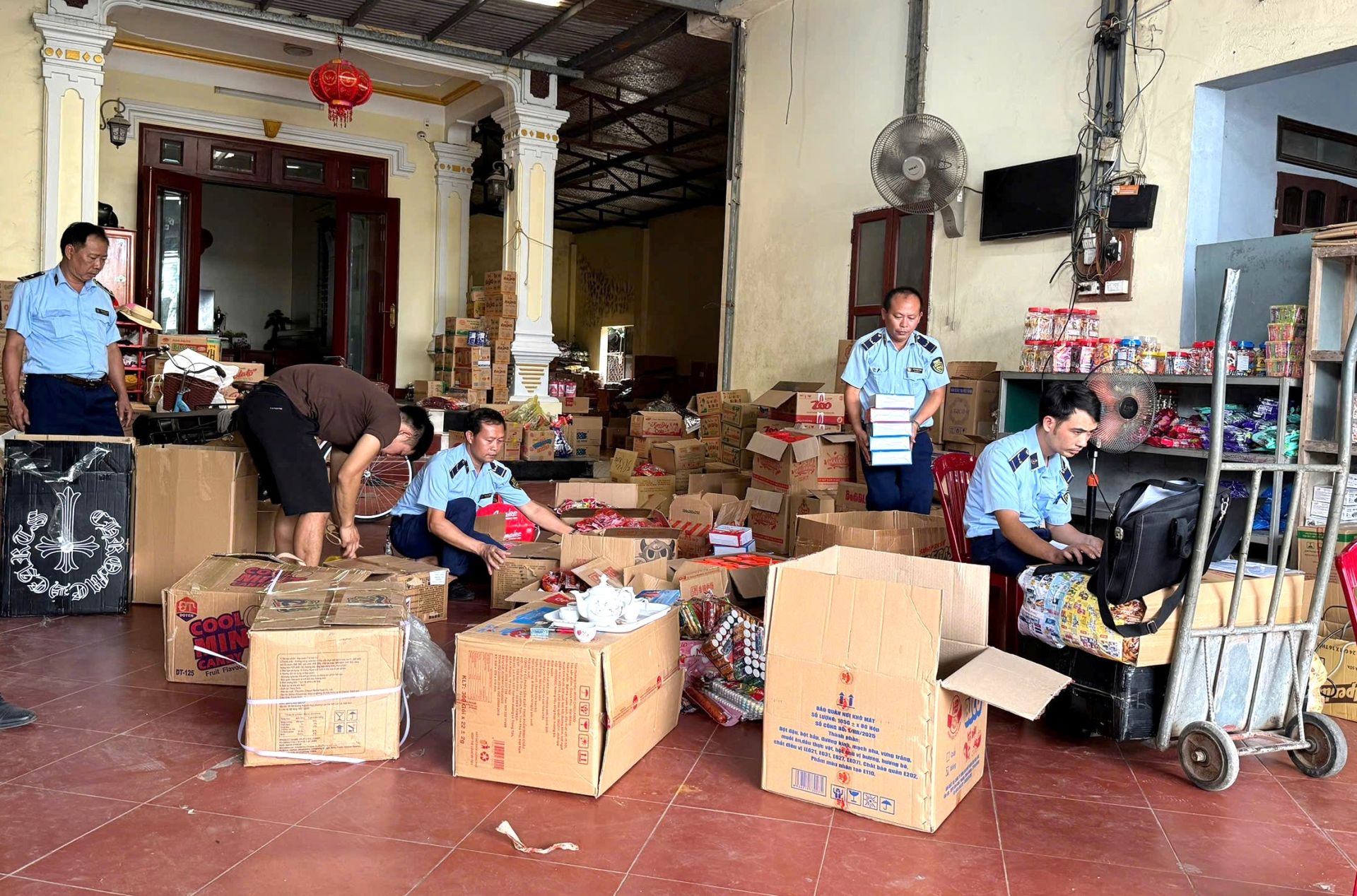 Lực lượng Quản lý thị trường Ninh Bình tạm giữ lô hàng hóa vi phạm