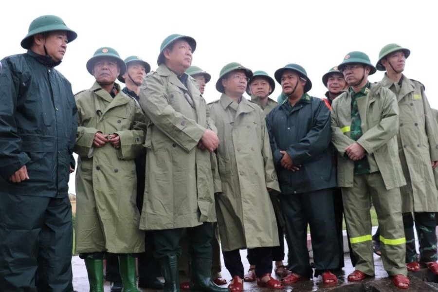 Đoàn công tác của Bộ Quốc phòng kiểm tra công tác ứng phó bão tại Hà Tĩnh