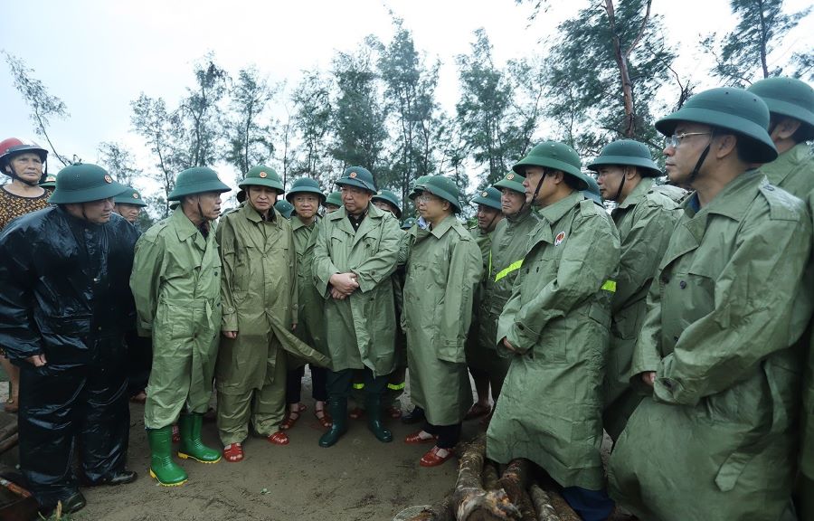 Thượng tướng Huỳnh Chiến Thắng kiểm tra công tác gia cố tại tuyến đê Hội Thống. Thượng tướng Huỳnh Chiến Thắng kiểm tra công tác gia cố tại tuyến đê Hội Thống.