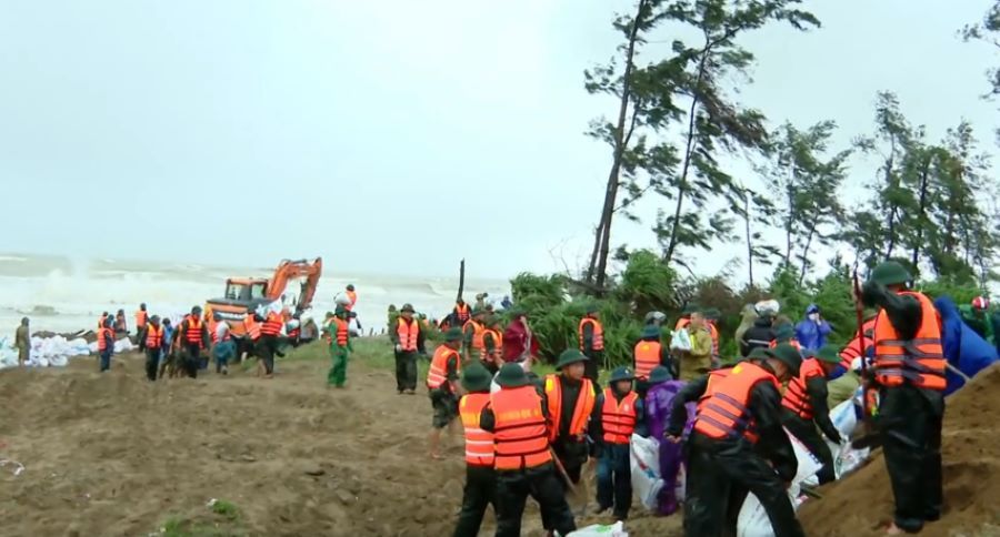 Hai ngày nay, lực lượng chức năng Hà Tĩnh cùng nhân dân nỗ lực gia cố đê Hội Thống trước khi bão đổ bộ. Hai ngày nay, lực lượng chức năng Hà Tĩnh cùng nhân dân nỗ lực gia cố đê Hội Thống trước khi bão đổ bộ.