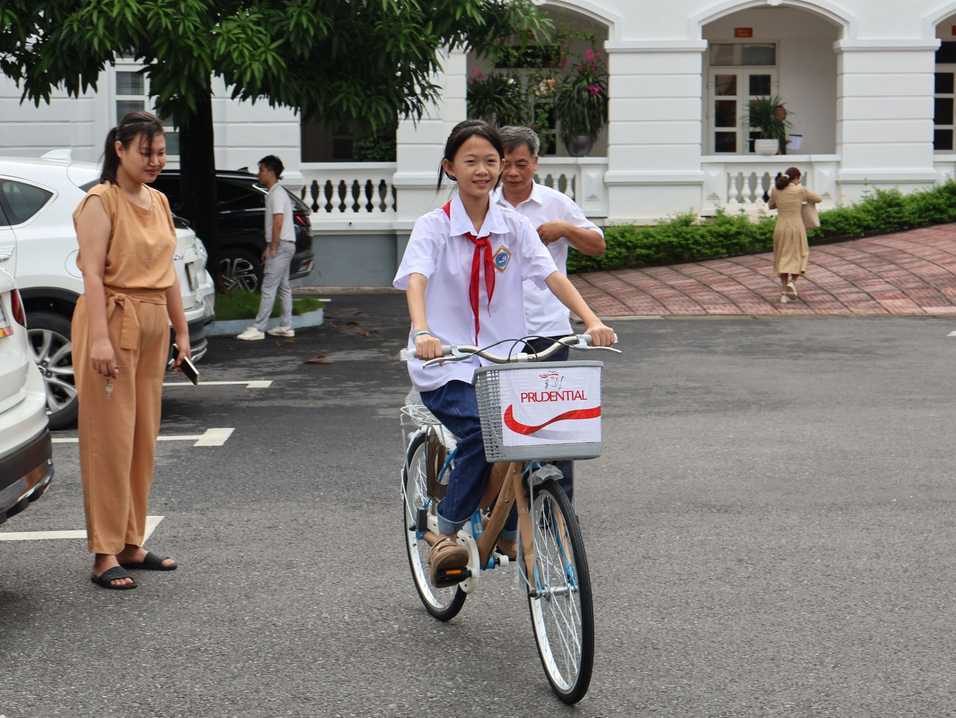 Chiếc xe đạp kh&ocirc;ng chỉ mang gi&aacute; trị vật chất m&agrave; c&ograve;n l&agrave; nguồn động vi&ecirc;n tinh thần to lớn, gi&uacute;p c&aacute;c em th&ecirc;m vững tin tr&ecirc;n con đường đến trường.