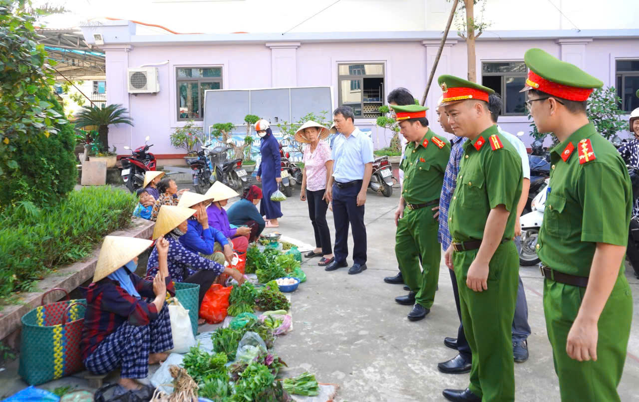 UBND xã Hậu Lộc (Thanh Hóa) cùng lực lượng chức năng tuyên truyền, vận động người dân buôn bán chấp hành quy định an toàn giao thông đường bộ..jpg