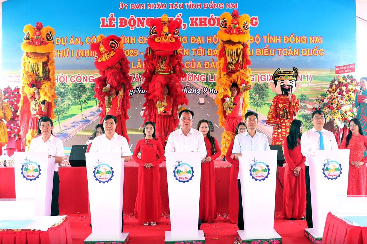 Lãnh đạo tỉnh Đồng Nai và các đại biểu bấm nút khởi công dự án