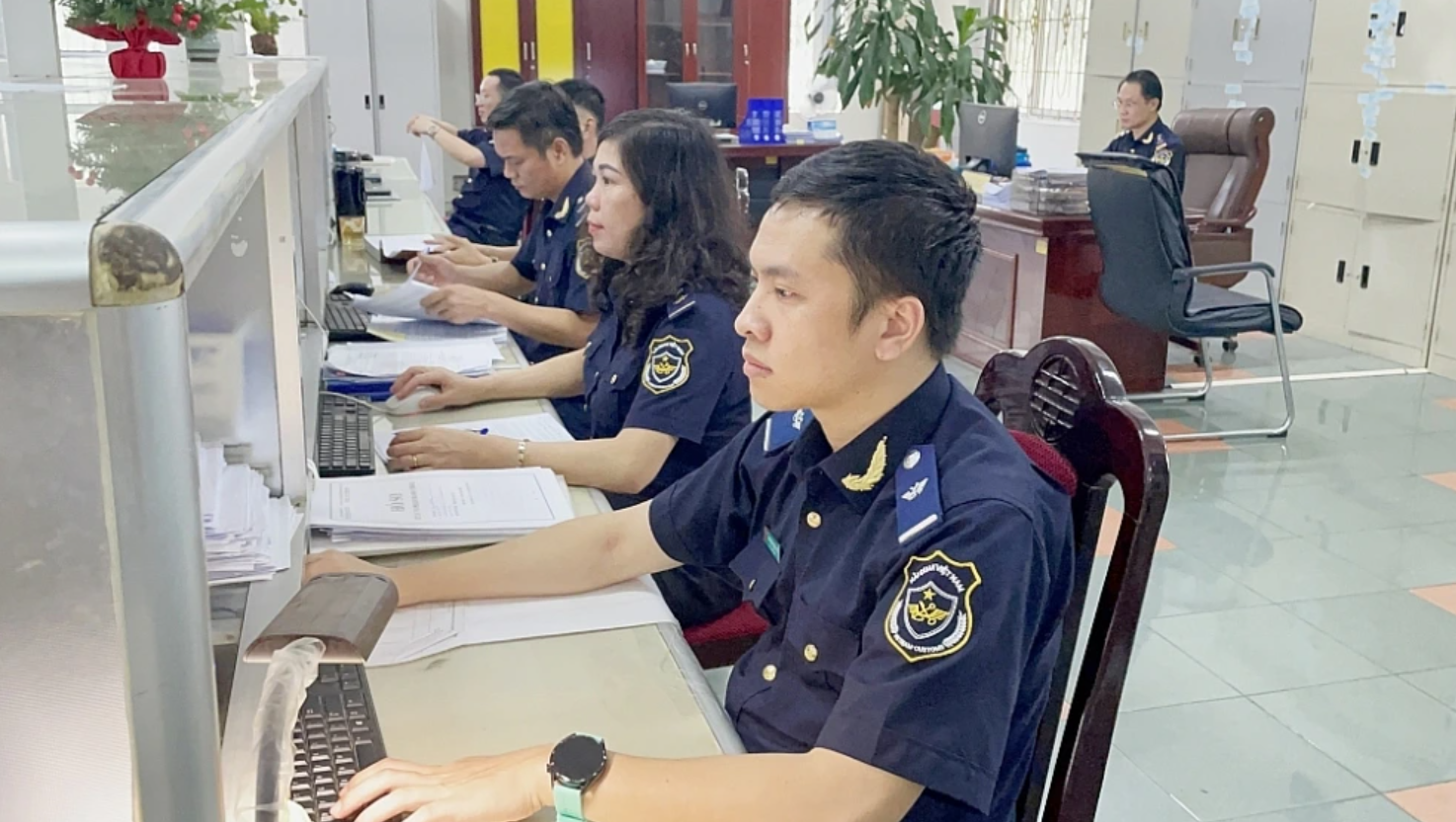 Hoạt động nghiệp vụ của công chức Chi cục Hải quan khu vực II. Ảnh: KT Hoạt động nghiệp vụ của công chức Chi cục Hải quan khu vực II. Ảnh: KT