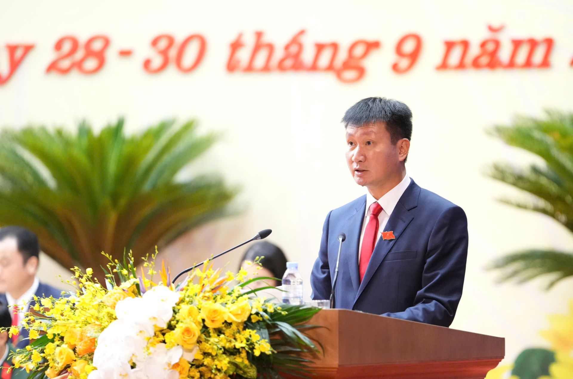 Đồng chí Trần Huy Tuấn - Phó Bí thư Tỉnh ủy, Chủ tịch UBND tỉnh trình bày dự thảo Nội quy của đại hội.