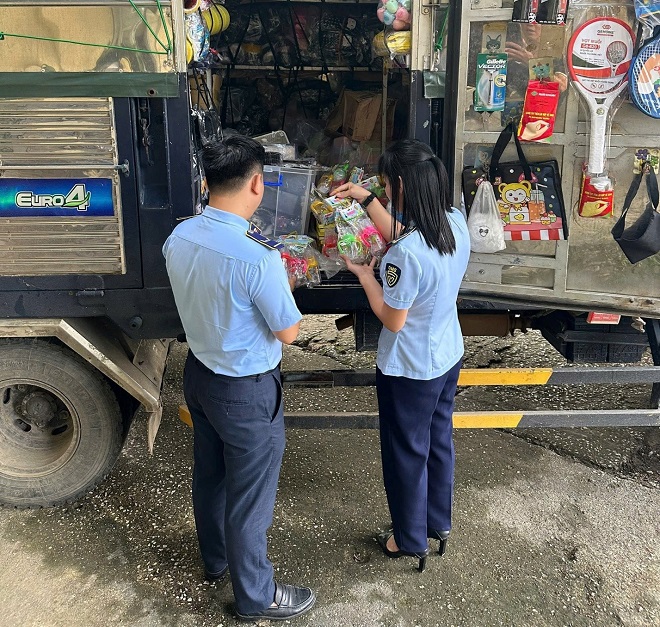 Lực lượng QLTT tỉnh Thái Nguyên kiểm tra hộ kinh doanh lưu động trên địa bàn Lực lượng QLTT tỉnh Thái Nguyên kiểm tra hộ kinh doanh lưu động trên địa bàn