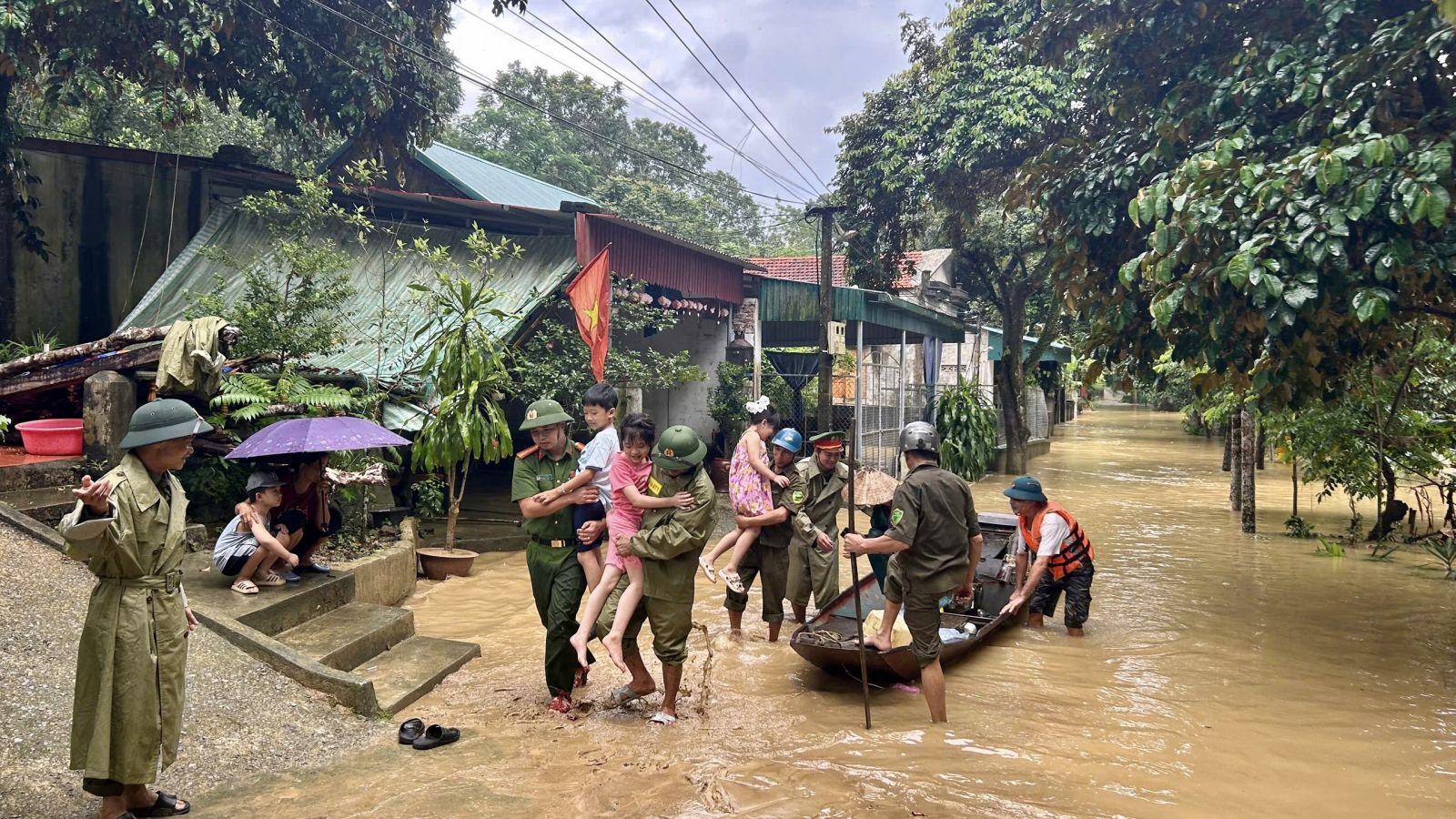 Công an xã Lam Sơn tổ chức di dời tài sản và 10 hộ dân tại thôn Quyết Thắng 1 đến nơi an toàn Công an xã Lam Sơn tổ chức di dời tài sản và 10 hộ dân tại thôn Quyết Thắng 1 đến nơi an toàn