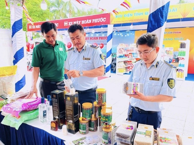 Đảm bảo chất lượng hàng Việt: Quảng Ngãi tăng cường giám sát chợ phiên Minh Long