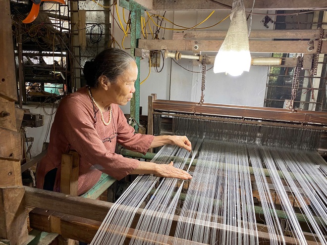 Nghệ nhân ưu tú Phan Thị Thuận: Người se tơ từ sen, dệt nên hồn Việt