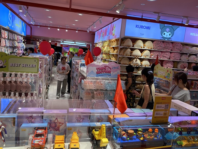 Từ khi vào Việt Nam, Miniso luôn được giới trẻ thường xuyên lui tới mua sắm bởi những sản phẩm phù hợp lứa tuổi, bắt mắt Từ khi vào Việt Nam, Miniso luôn được giới trẻ thường xuyên lui tới mua sắm bởi những sản phẩm phù hợp lứa tuổi, bắt mắt