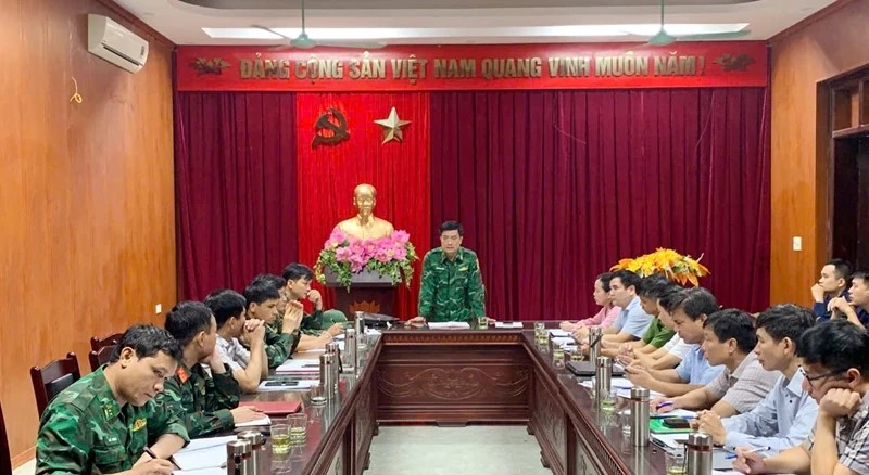 Ban Chỉ huy tiền phương họp triển khai nhiệm vụ cho các thành viên và nghe báo cáo tình hình mưa lũ tại các xã trên địa bàn. Ban Chỉ huy tiền phương họp triển khai nhiệm vụ cho các thành viên và nghe báo cáo tình hình mưa lũ tại các xã trên địa bàn.