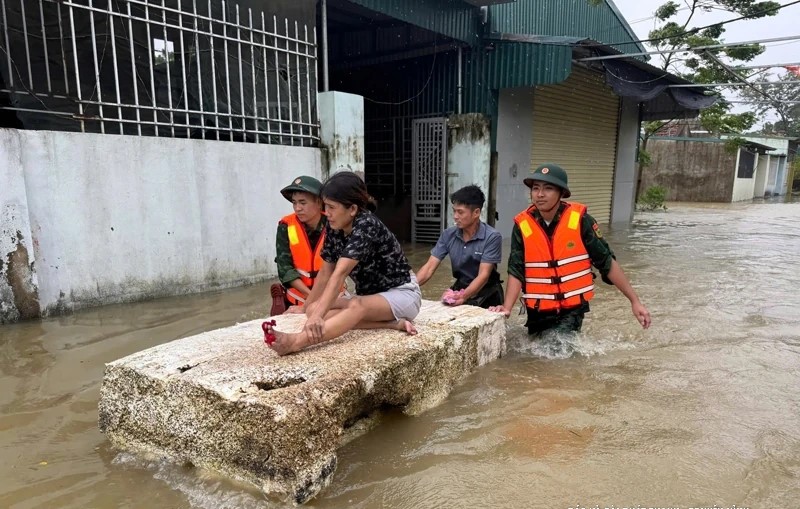 Tiểu đoàn Huấn luyện - Cơ động (xã Thiết Ống) thành lập 3 tổ, quân số 25 đồng chí xuống địa bàn các thôn, phố phối hợp với chính quyền địa phương và nhân dân di dời người, tài sản đến vị trí an toàn.