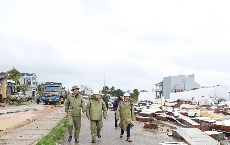 Phó Tổng Giám đốc Tổng công ty Điện lực miền Bắc kiểm tra công tác ứng phó, khắc phục thiệt hại do bão số 10