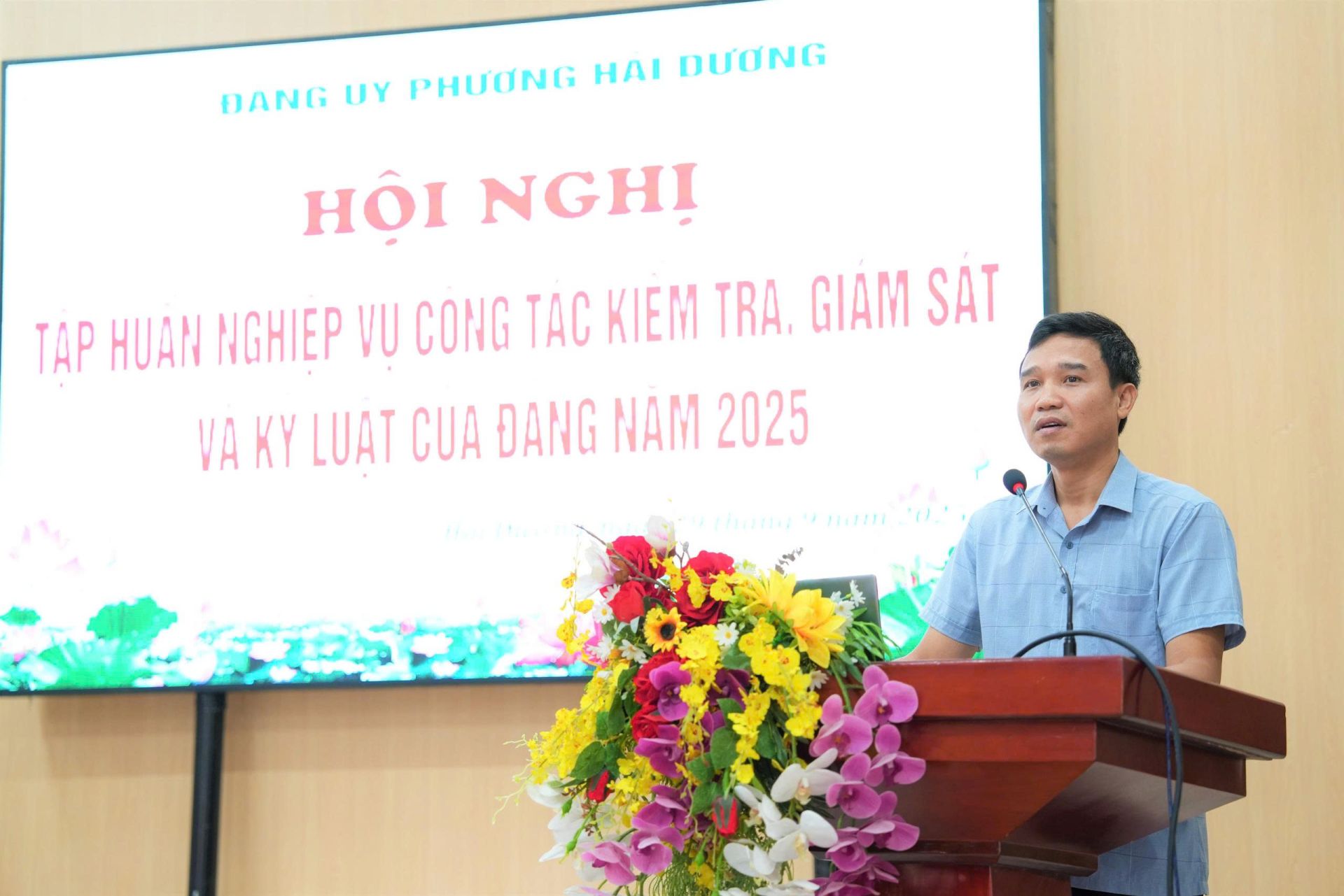 Đồng chí Nguyễn Văn Như, Ủy viên Ủy ban Kiểm tra Thành ủy Hải Phòng truyền đạt các nội dung tập huấn. Đồng chí Nguyễn Văn Như, Ủy viên Ủy ban Kiểm tra Thành ủy Hải Phòng truyền đạt các nội dung tập huấn.