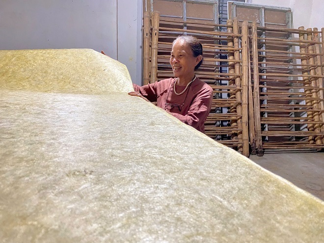 Niềm vui bên những tấm tơ lụa tự dệt từ những người thợ trung thành