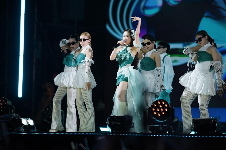 “Em xinh” Phương Mỹ Chi “quẩy” cực nhiệt với 2 bản hit “Vũ trụ có anh” và “Đất rừng Phương Nam”.