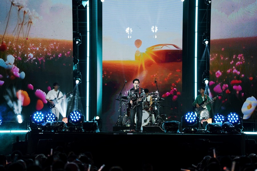 “Những trái ớt” Chillies “đốt cháy” BIDV Music Festival với liên khúc: Đại lộ mặt trời, Trên những đám mây, Nếu ngày mai không đến và Vùng ký ức.