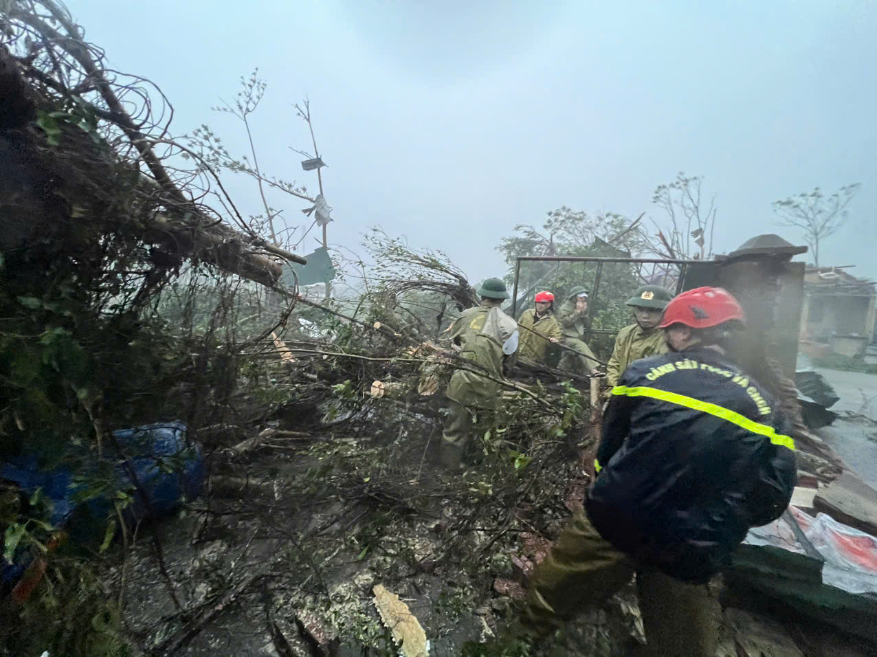 các đơn vị, lực lượng Công an trong tỉnh đã phối hợp cùng với cấp ủy, chính quyền các địa phương tổ chức thường trực 24/24h tại các địa bàn xung yếu để sẵn sàng ứng phó và hỗ trợ Nhân dân khi khắc phục hậu quả mưa bão.