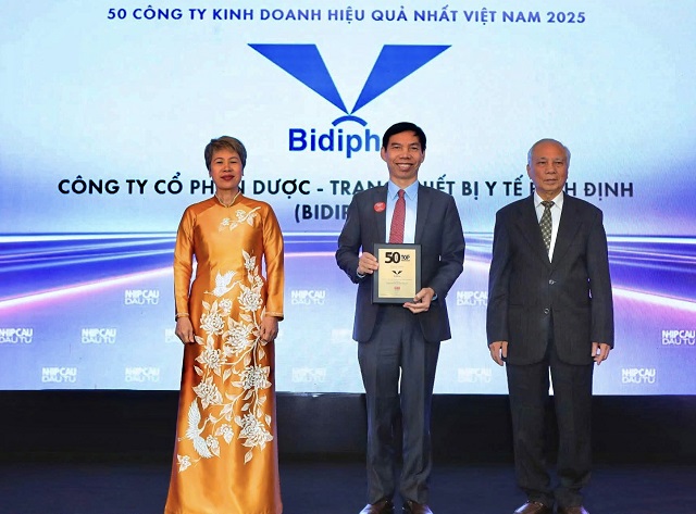 Đại diện Bidiphar (đứng giữa) tại Lễ vinh danh. Ảnh: P.Phong Đại diện Bidiphar (đứng giữa) tại Lễ vinh danh. Ảnh: P.Phong