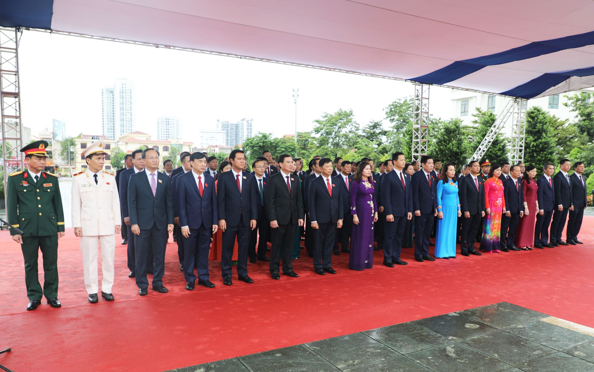 Đoàn đại biểu dự Đại hội Đảng bộ tỉnh Bắc Ninh lần thứ I dâng hương tại Đài tưởng niệm các Anh hùng liệt sĩ tỉnh