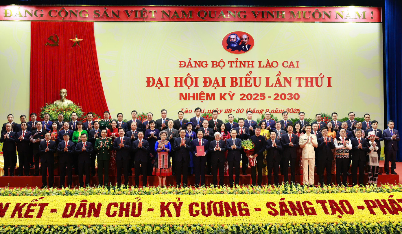 Trao quyết định của Bộ Ch&iacute;nh trị về chỉ định Ban Chấp h&agrave;nh, Ban Thường vụ Tỉnh ủy, B&iacute; thư Tỉnh ủy, Ph&oacute; B&iacute; thư Tỉnh ủy L&agrave;o Cai nhiệm kỳ 2025-2030.