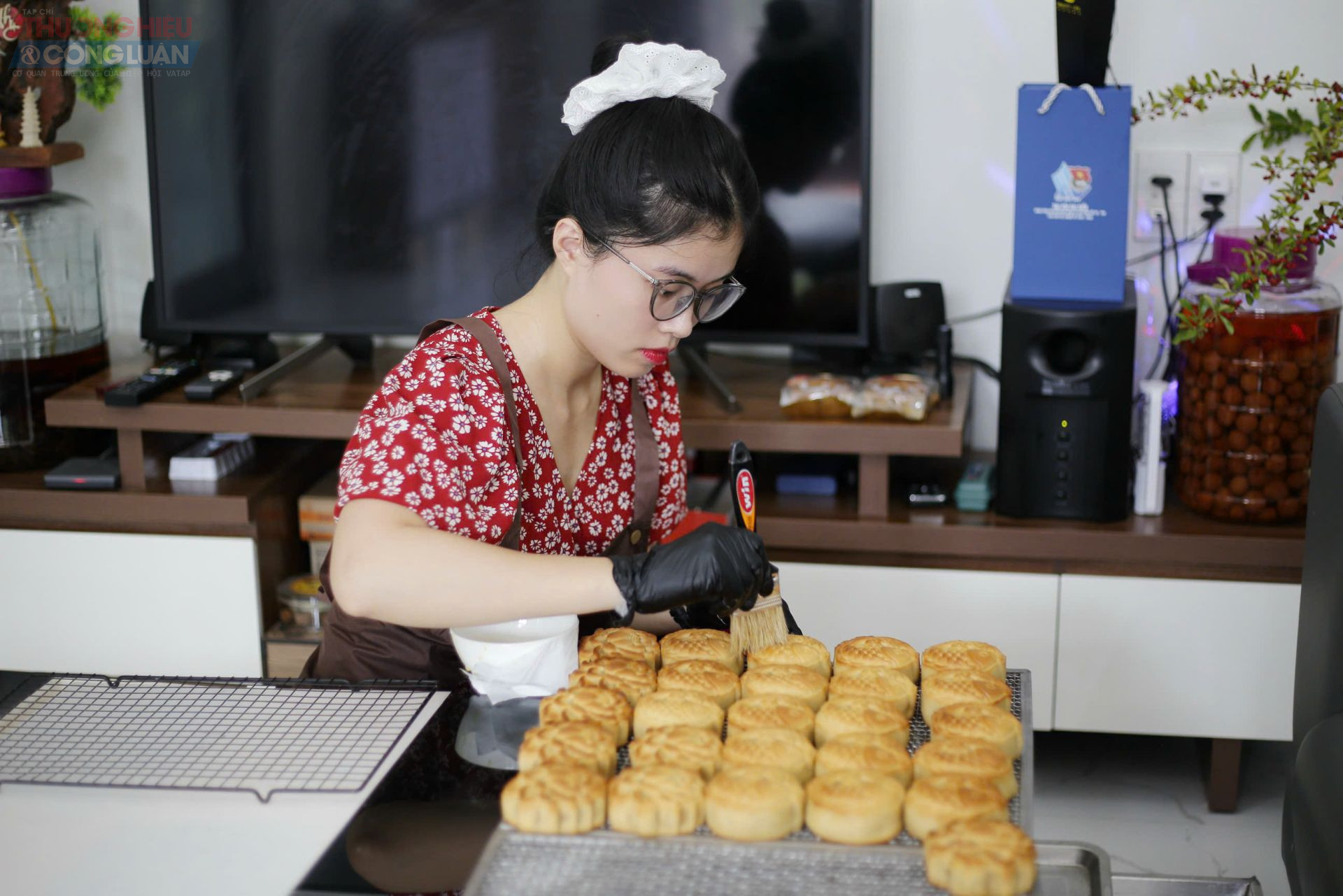 Từng chiếc bánh Trung thu được tạo hình thủ công với nguyên liệu tự nhiên.