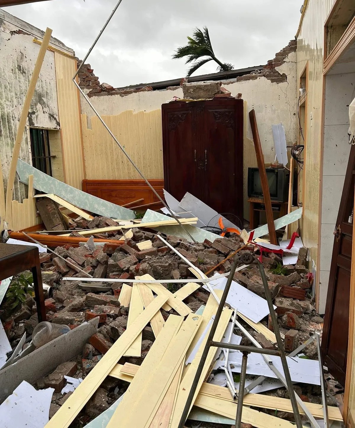 Thiệt hại về nhà ở cũng rất lớn với 11 nhà cấp 4 bị đổ sập và 126 nhà bị hư hỏng, tốc mái