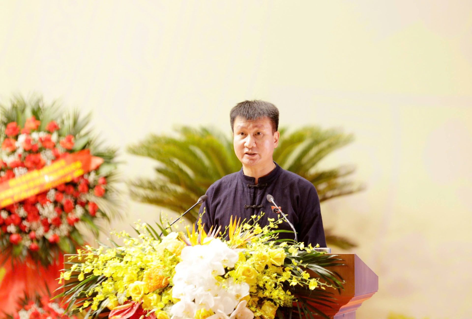 Đồng chí Trần Huy Tuấn - Phó Bí thư Tỉnh ủy, Chủ tịch UBND tỉnh thay mặt Đoàn Chủ tịch trình bày báo cáo chính trị tại Đại hội