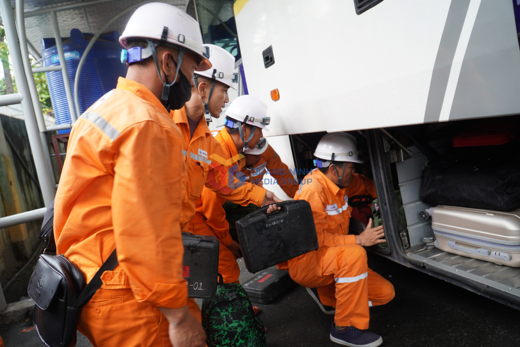 Đội xung kích chuẩn bị đầy đủ các vật tư thiết yếu trước khi lên đường.