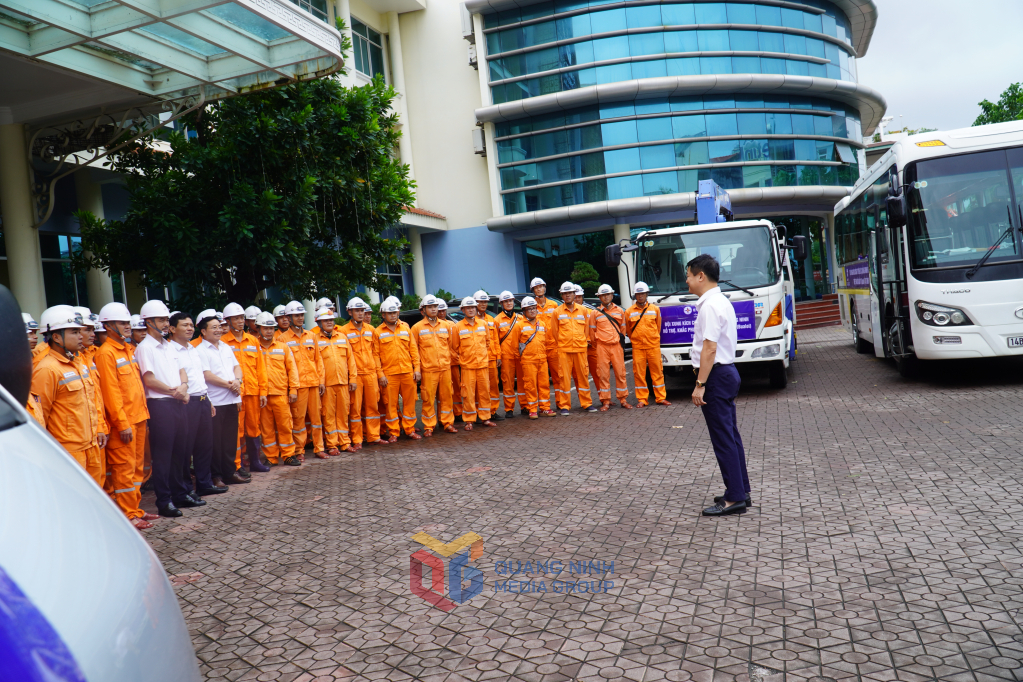 Lãnh đạo Công ty Điện lực Quảng Ninh giao nhiệm vụ cho Đội xung kích trước khi lên đường làm nhiệm vụ.