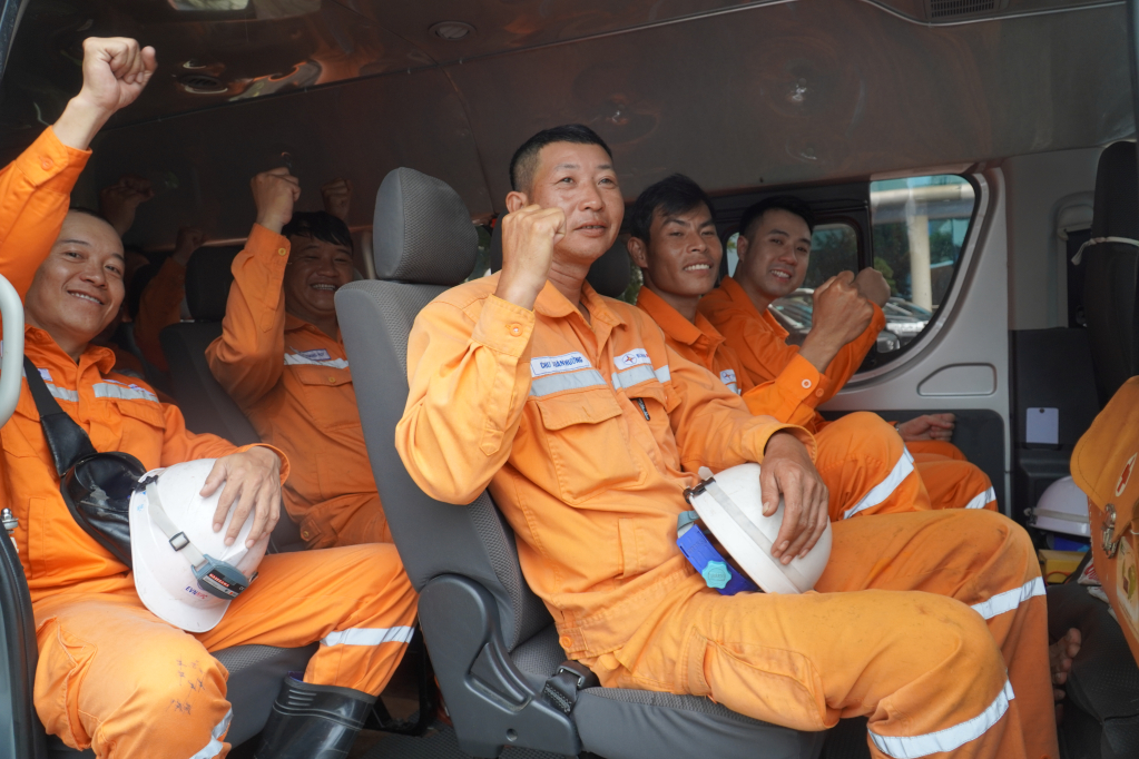 Đội xung kích đều là những kỹ sư, công nhân lành nghề, giàu kinh nghiệm trong công tác xử lý sự cố, PCTT&TKCN và đã có kinh nghiệm thực tế trong khắc phục sự cố lưới điện.