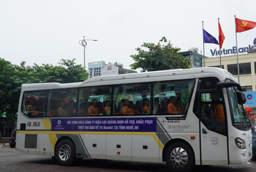 65 cán bộ, công nhân Điện lực Quảng Ninh vào Nghệ An khắc phục hậu quả bão số 10