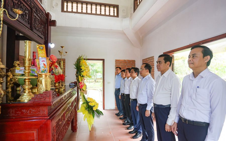 Lãnh đạo tỉnh Hà Tĩnh dâng hương, hoa tưởng niệm cố Tổng Bí thư Trần Phú và cố Tổng Bí thư Hà Huy Tập