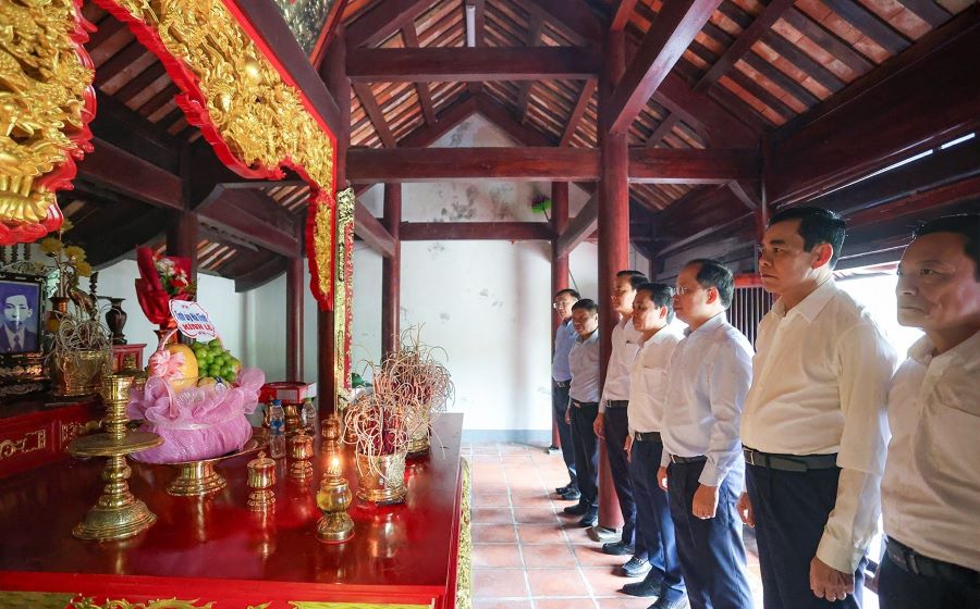 Đoàn lãnh đạo tỉnh Hà Tĩnh dâng hương tại Nhà thờ cố Tổng Bí thư Trần Phú.