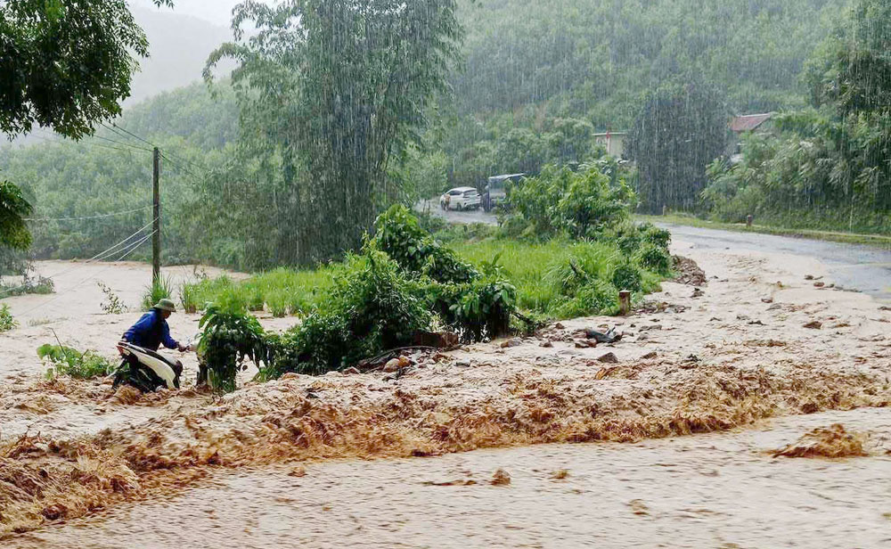 Lực lượng chức năng xã Vân Sơn hỗ trợ người dân di dời tài sản lên vị trí cao hơn để tránh lũ cuốn.