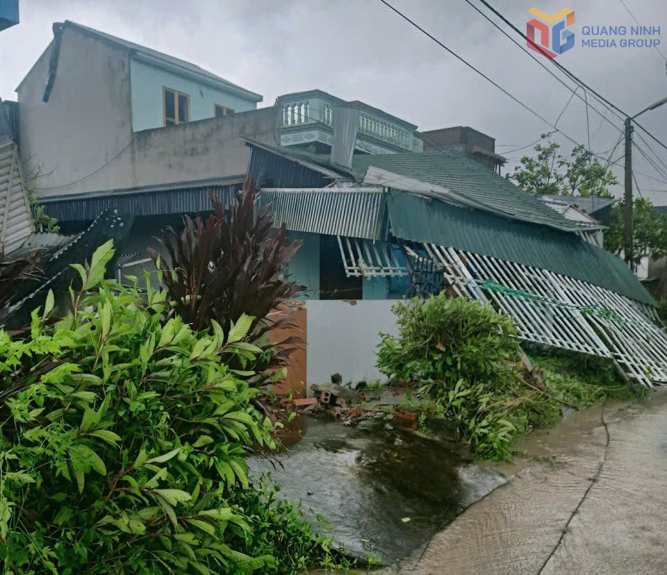 Nhiều ngôi nhà bị tốc mái.