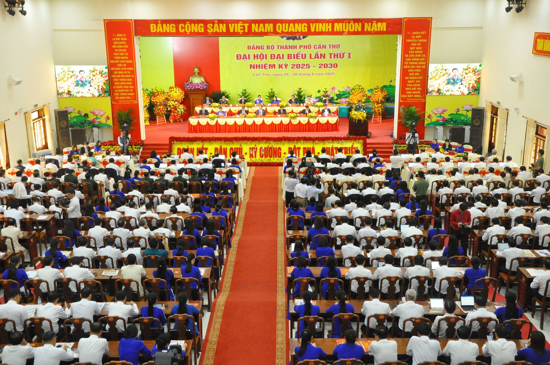 Quang cảnh tại phiên bế mạc Đại hội