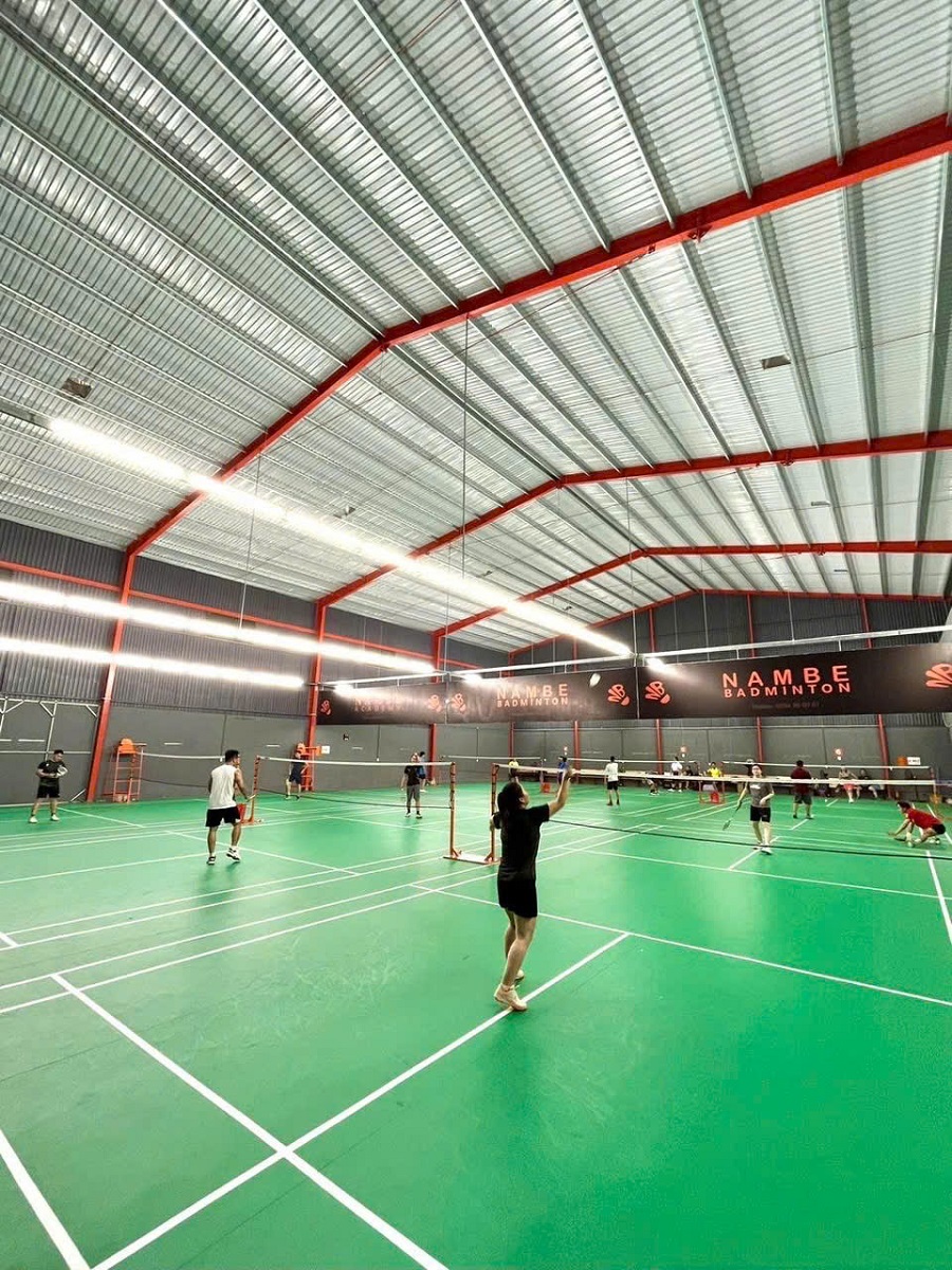 Với đặc thù là môn thể thao trong nhà, nên việc đầu tư sân cầu lông sẽ tốn kém hơn những môn khác