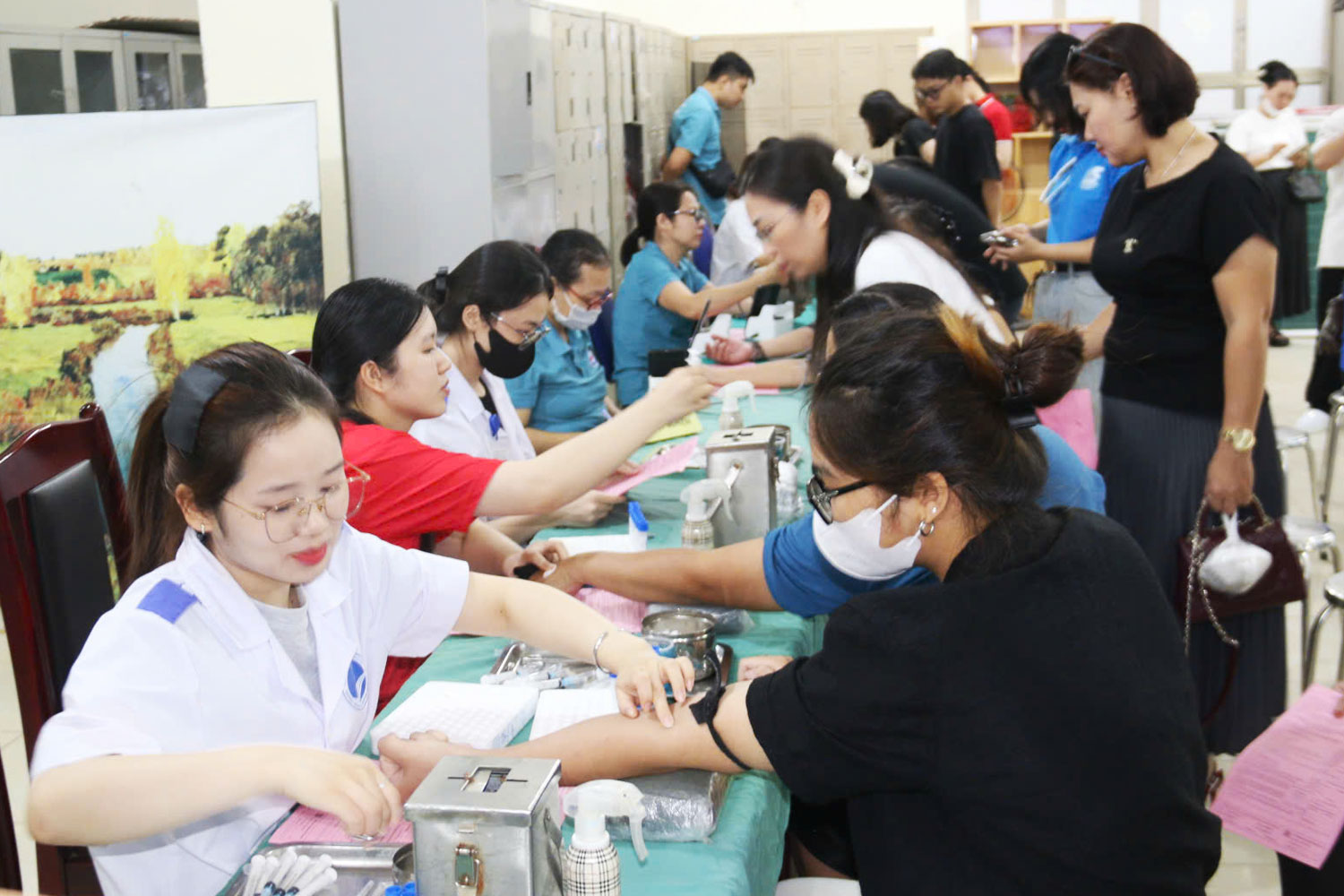 Cán bộ, đoàn viên, thanh niên, người dân tham gia hiến máu tình nguyện. Cán bộ, đoàn viên, thanh niên, người dân tham gia hiến máu tình nguyện.