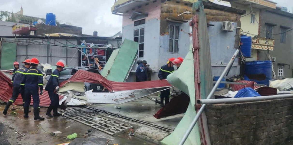 Lực lượng cứu hộ giúp các gia đình bị ảnh hưởng của bão số 10 Lực lượng cứu hộ giúp các gia đình bị ảnh hưởng của bão số 10