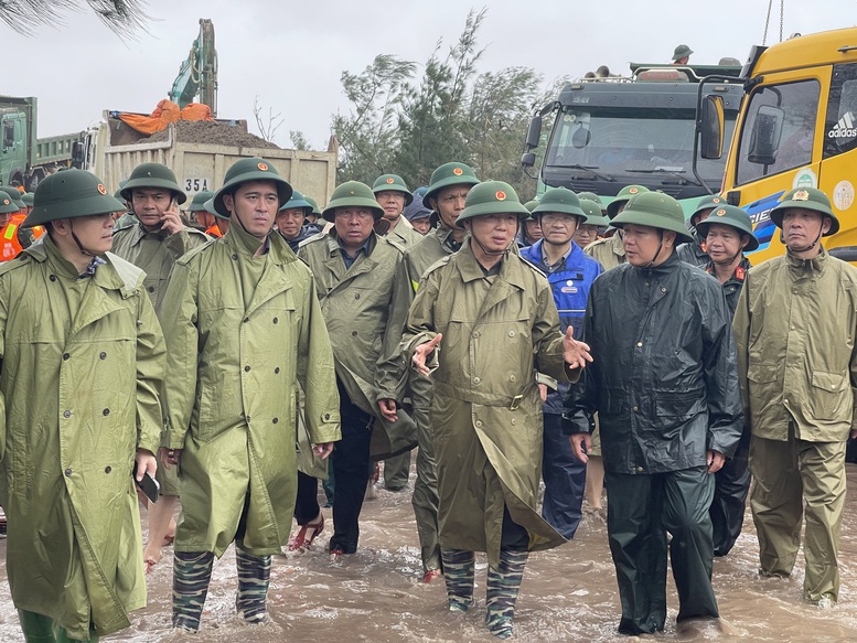 Phó Thủ tướng nhấn mạnh, công trình cần được thiết kế tổng thể, đồng bộ, tránh tình trạng chỗ làm chắc, chỗ yếu - Ảnh: VGP/Minh Khôi