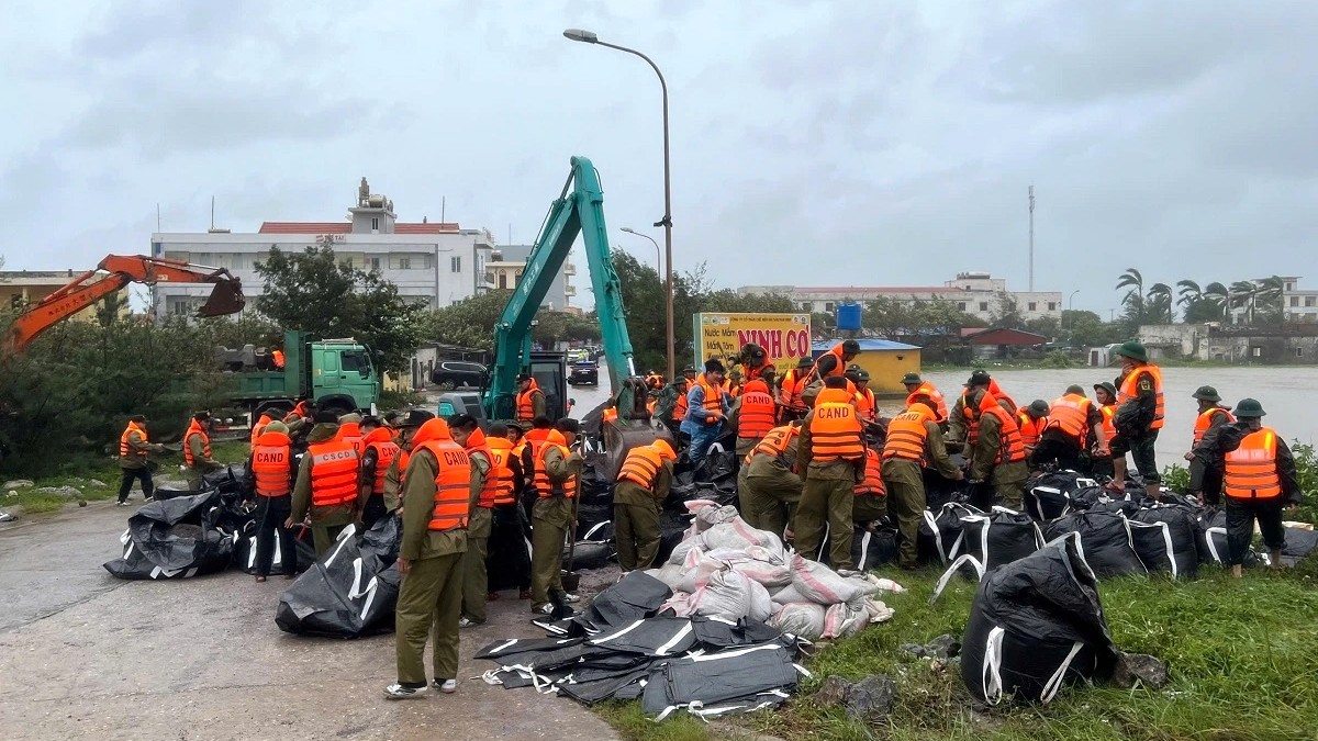 Lực lượng ứng cứu được huy động quy mô lớn để khắc phục sự cố đoạn kè biển Hải Thịnh 3 Lực lượng ứng cứu được huy động quy mô lớn để khắc phục sự cố đoạn kè biển Hải Thịnh 3